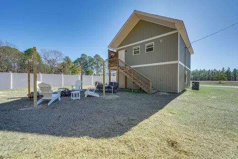 Byron Getaway w/ Fire Pit - Near MGA & Mercer!