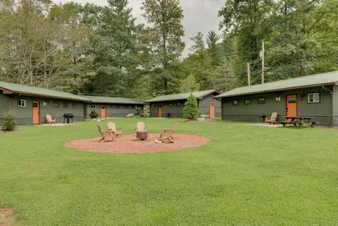 Deluxe Cabin A at Elk Creek Escape: Pet Friendly!