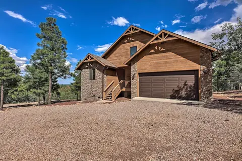 Dog-friendly Show Low Cabin w/ Deck & Views!