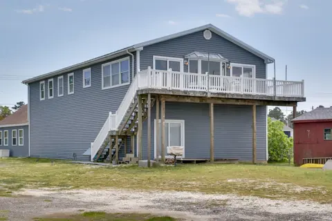 Bayfront Chincoteague Getaway w/ Fire Pit!