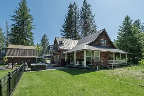 Family Cabin 5 Bedroom Home by NW Comfy Cabins