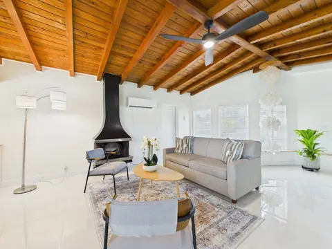 3 Bedroom 2 Bath Beachside House With Hot Tub