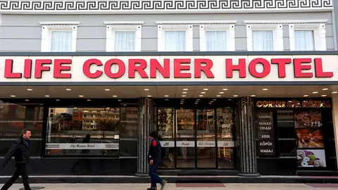 Life Corner Hotel