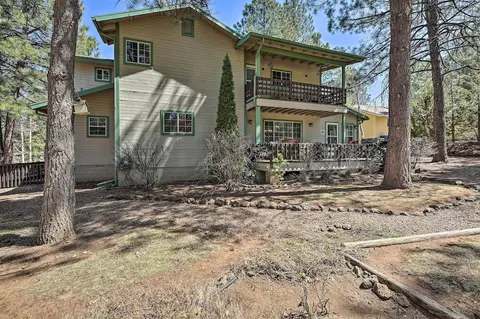 4 Mi to Woodland Lake: 2-story Home w/ Grill