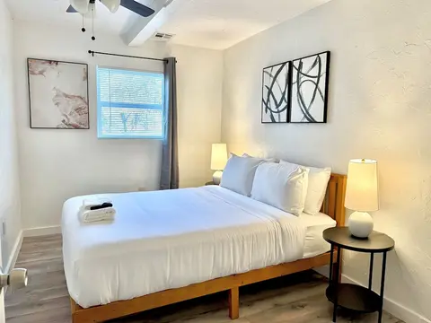 Updated Studio With Laundry Full Kitchen 36B