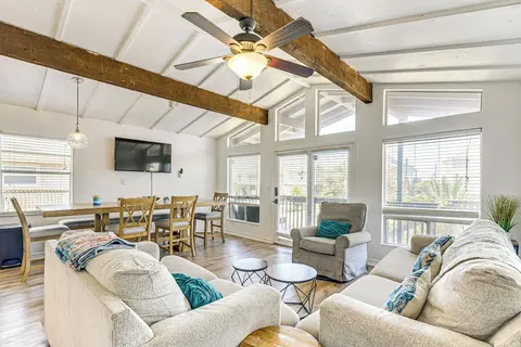 Walk to Beach: Ocean-view Home w/ Deck in Freeport