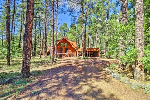 A-frame Pinetop Cabin < 6 Mi to Rainbow Lake!