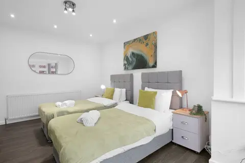 Spacious 5BR 3BA Serviced Hse in Croydon