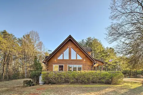 Quaint Cabin w/ Deck & Loft: 10 Mi to Lake Lure!