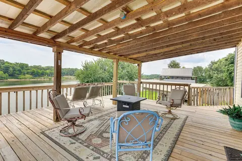 Tennessee River Retreat: Multi-level Deck & Views