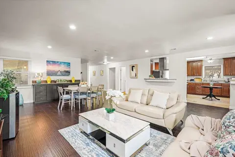 Not Affected by the Fire/spacious Retreat w/ Large Kitchen & Outdoor Patio