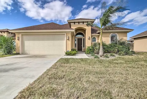 South Padre Paradise w/ Saltwater Pool Near Golf!