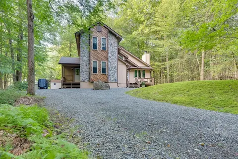 Pocono Lake Retreat w/ Fire Pit: Near Beach!