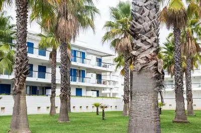 B06 - Top-Floor Marina 2 Bed Apartment