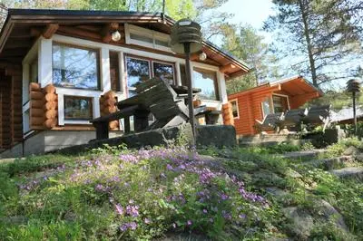 Hirsimökki ja makuuaitta
