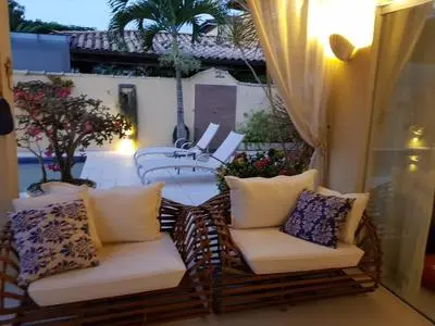 Casa alto padrão na Ferradura em condomínio com piscina privativa