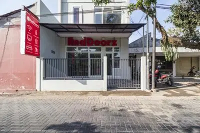RedDoorz near Condongcatur Bus Station