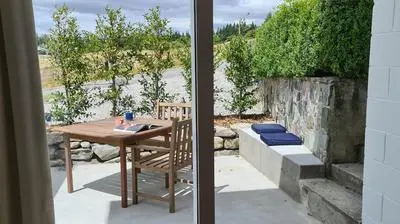 Kowhai Apartment - private opposite golf course central Wanaka