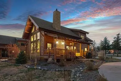 New Log cabin, The Bears Den - 2 bedrooms, loft, 2.5 bath, jacuzzi & Fireplace