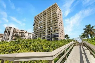 The "Sea-Winds" I Renovated Beachfront 2 Bed 2 Bath Condo