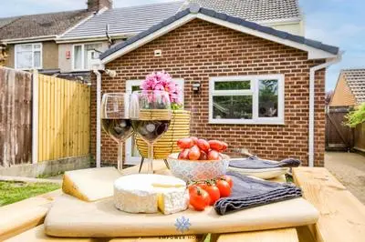 Coventry Large Stylish 4 Bedroom House, Sleeps 8, Private Parking, by EMPOWER HOMES