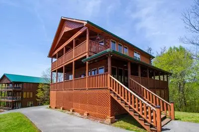 Bear Hug Cabin- Mtn View, Hot Tub, Theater
