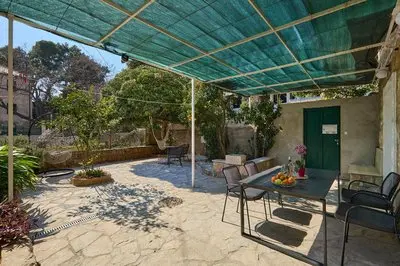 Barbara's Garden Apartment