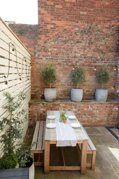 The Courtyard by Chateau Anna, Central York - Free parking