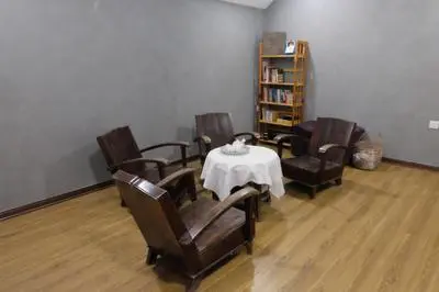 La Sen-Thu An-Có cửa sổ nhìn ra ban công