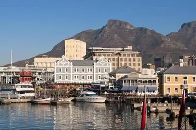 Modern, trendy and comfortable 2 bedroom apartment in Cape Town