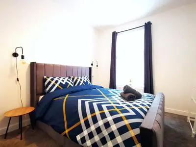 The Mellor - Holiday Home With Free Parking - 5 Minutes Drive to Coop Live Arena, Etihad Stadium & Manchester City Centre