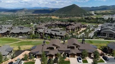Walk to Skiing at Frostwood Gondola, Luxury Townhome on Golf Course, Private Hot Tub, Mountain Views