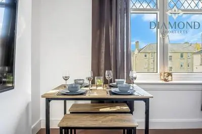 Cosy 2 Bed Apt West End Edinburgh - Easy Public Transport, minutes from Edinburgh Corn Exchange, Supermarket and Café all within walking distance