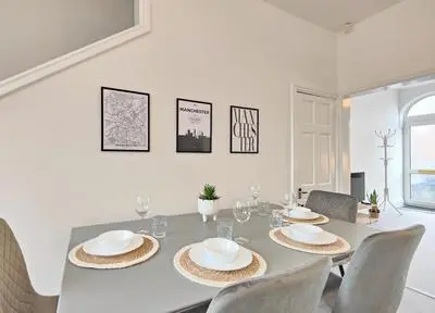 Stott House - Bright Spacious Townhouse 15 Minutes to Central Manchester With Free Parking