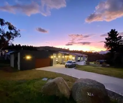 Jindabyne House 1, Modern 3 bedroom home, lake & mountain views with fireplace