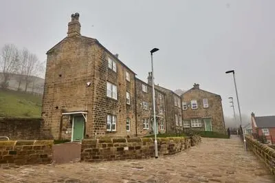 Newly Renovated 4BDR Cottage House By Homebird Property Management Short Lets & Serviced Accommodation Leeds With Private Parking & Netflix