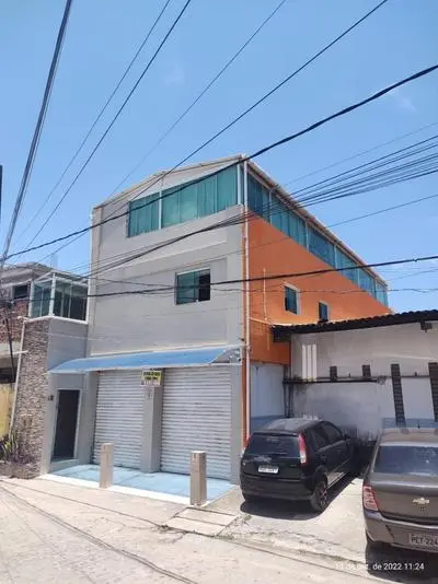 CASA COM PISCINA À BEIRA MAR.