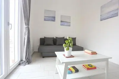 GuestHost - Bright & Central Apartment near the station