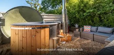 Shepherds Hut with Scandinavian Hot Tub and hydromassager