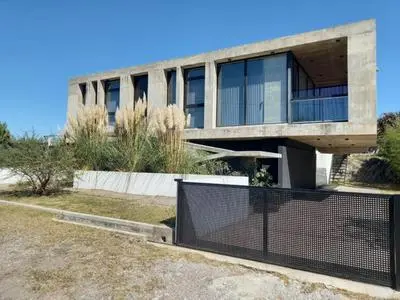 BLOCK HOUSE