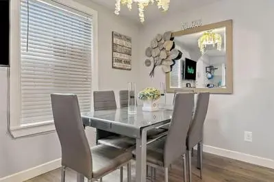 Cheerful 2BR Home 10 Minute to Downtown