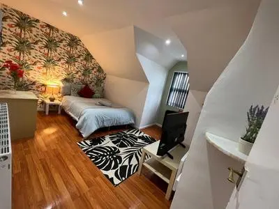 *Stunning 2 bedroom Apartment Near City Centre*