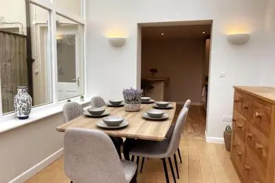 3bed house with Parking short walk to Bath centre