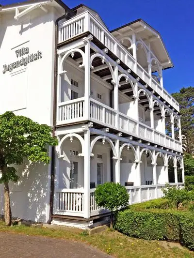 Villa Jugendglück - gelbe Lilie