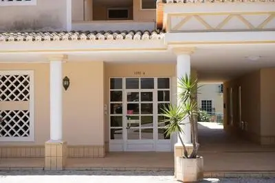 Spacious Portuguese flat with pool next to beach