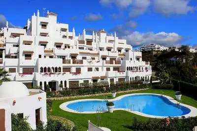 Een ruim zonnig appartement met groot terras in een mooi complex, op 15' te voet van het strand; op 10' van Estepona en van Puerto Banus.