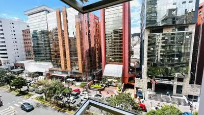 Suite frente al Quicentro Shopping vista frontal piso alto diagonal al Hotel Sheraton