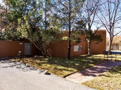 Puertas de Canyon Road, 2 Bedrooms, Sleeps 4, Fireplace, WiFi, Garage