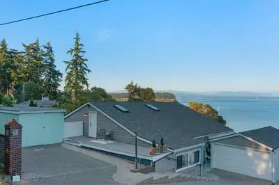 Views, Seclusion, Cozy Island Comfort