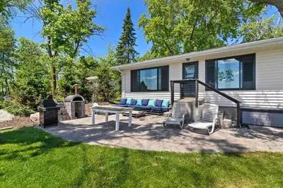 Life Is Good Lodge lakefront with sandy beach